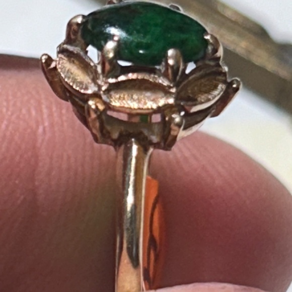 Jade and 10k gold ring - Picture 3 of 8